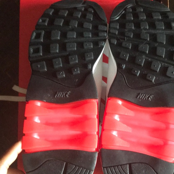 Men Nike shoes - Picture 3 of 4